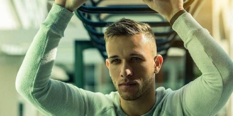 文在场上依 文在场上依